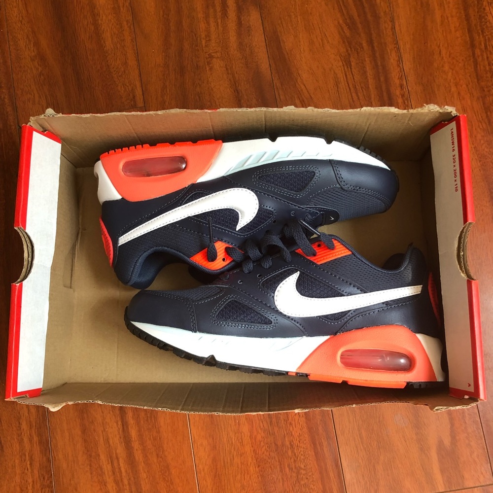 Women’s Nike airmax sneakers